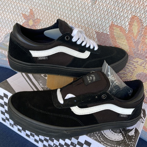 Vans Men’s Gilbert Crockett
Blackout
VN0A5JIF10J
Sneakers - Picture 11 of 16